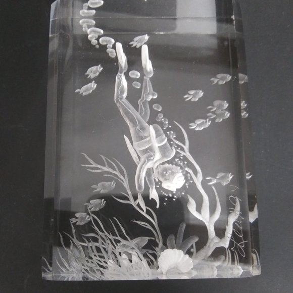 Lucite Reverse Carved Paperweight Sculpture signed Leah underwater scene scuba - Picture 4 of 15